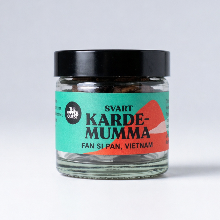 Jar of svart kardemummå with a black lid on a light gray background